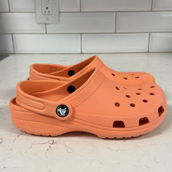 Crocs Classic Clog Size Junior 3, Peach - Orange - Coral - Picture 15 of 16